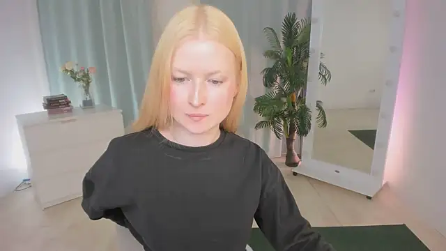 Laly_Peach webcam