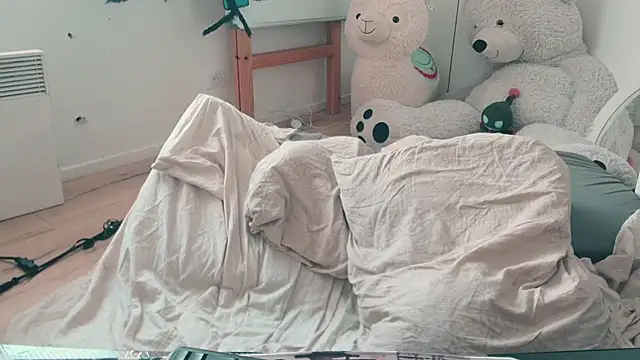 CeriseLapine live cam on StripChat