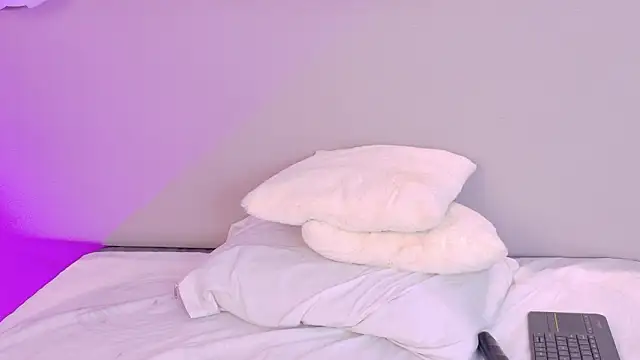 NaomiKlarc live cam on StripChat