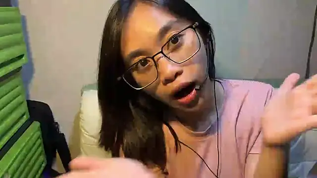 SweetButSpicyX live cam on StripChat