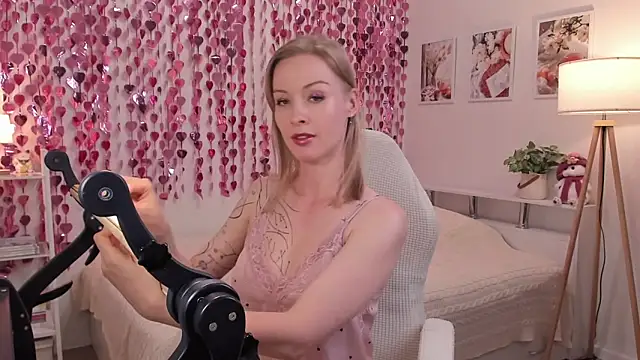 missrightx (F milf) - stockings heels and pose on the bed