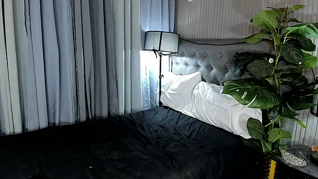 HugeCocoCock webcam
