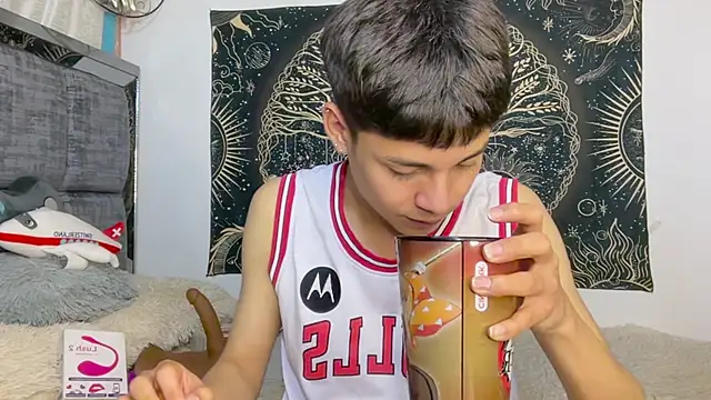 andy_belier23 (M twink) - lovense in my ass
