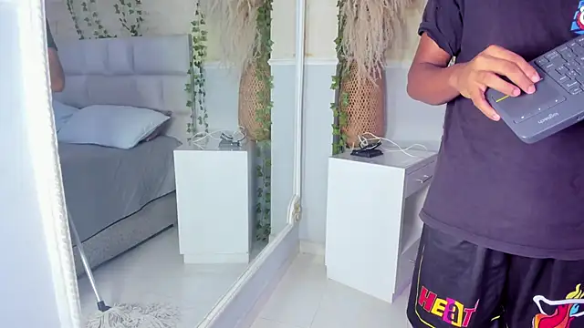 TaylorClay_ webcam