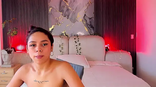 CarolineFyre webcam