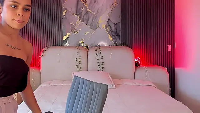 CarolineFyre webcam