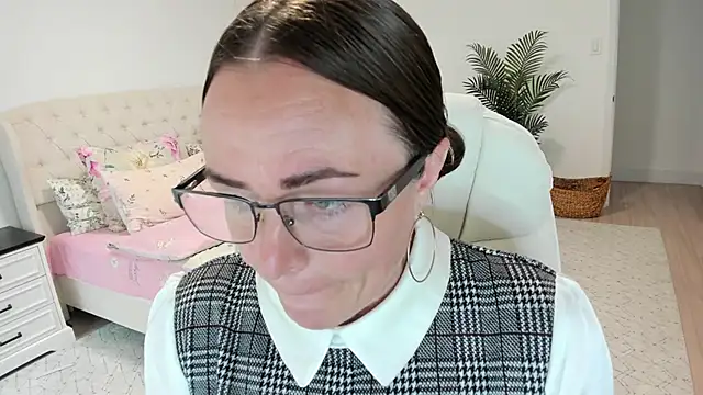 Vika73 live cam on StripChat