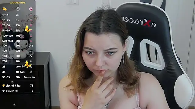 pretty_little_thing live cam on StripChat
