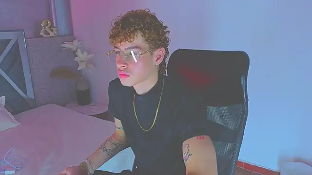 nova_salvatore live cam on StripChat