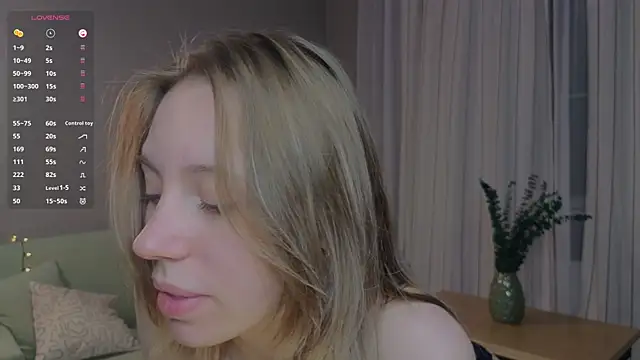 BlondeKelly webcam