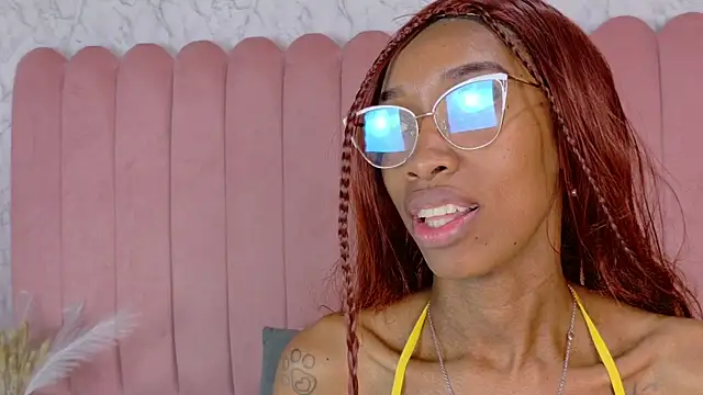 scarlhettbrown (F young) - show tits