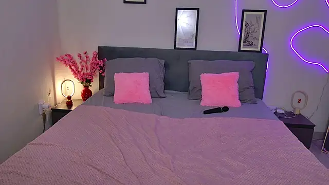 moneyforpeaches (F teen) - lick lips