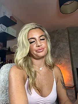 CharlottemilfUKx live sex cam