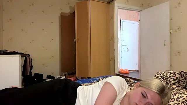 Sophia_Blonde live cam on StripChat