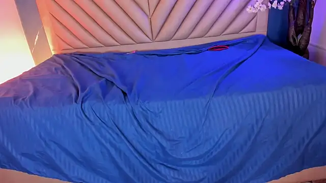 NaomiVelour webcam
