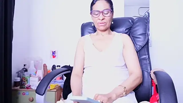 Aries_Mature webcam