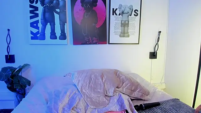 HollyPeach webcam