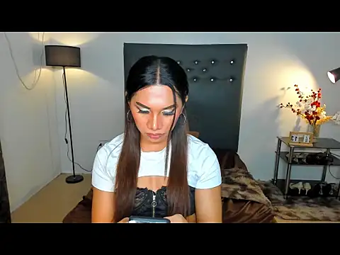 UrSeductiveCriselda webcam