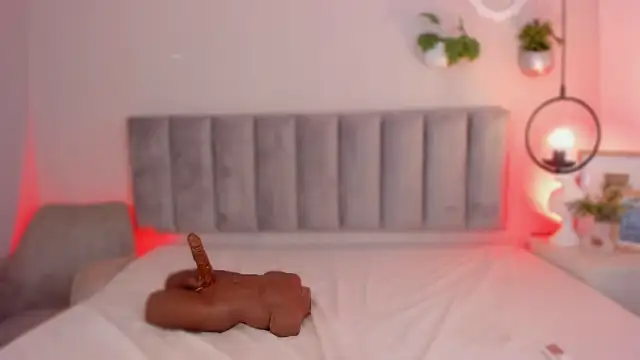 Tina_curly webcam