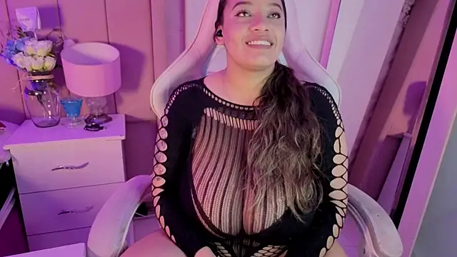 MollyBigBoobs12 live cam on StripChat