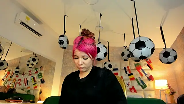 MelaniieRoux webcam