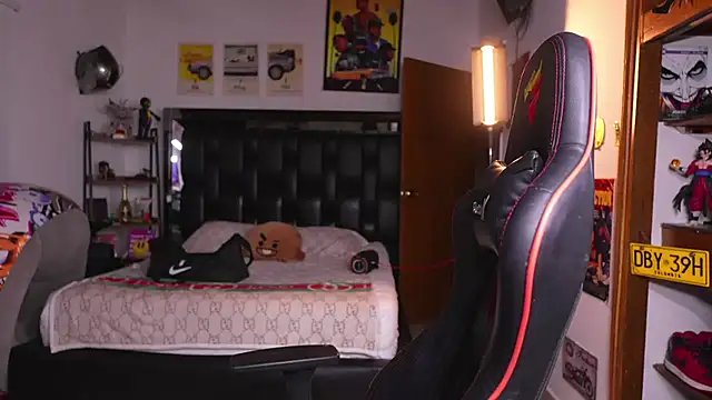 logan_hugh8 webcam