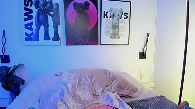 HollyPeach webcam
