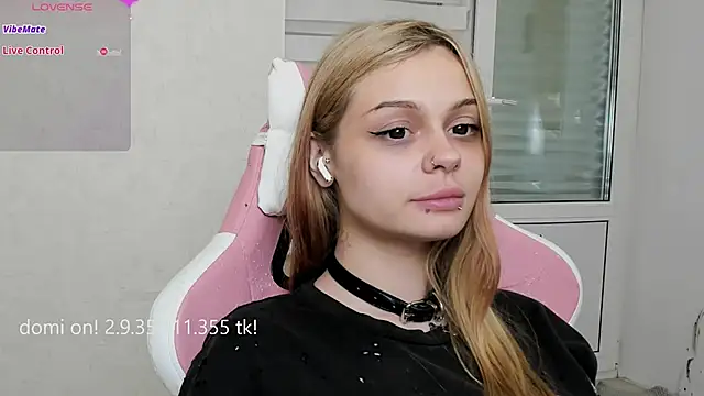 MelonyEmo webcam
