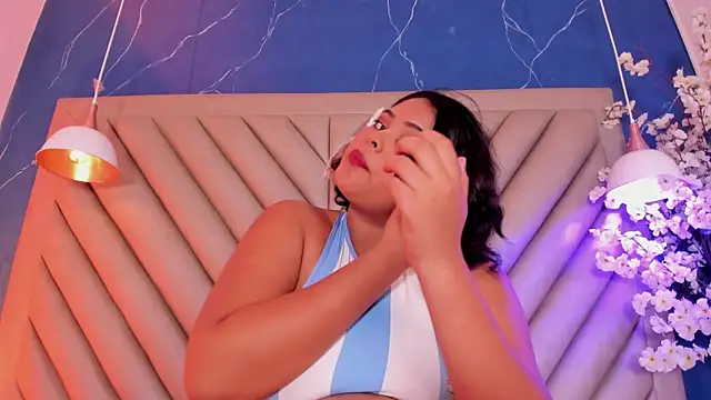 NaomiVelour webcam
