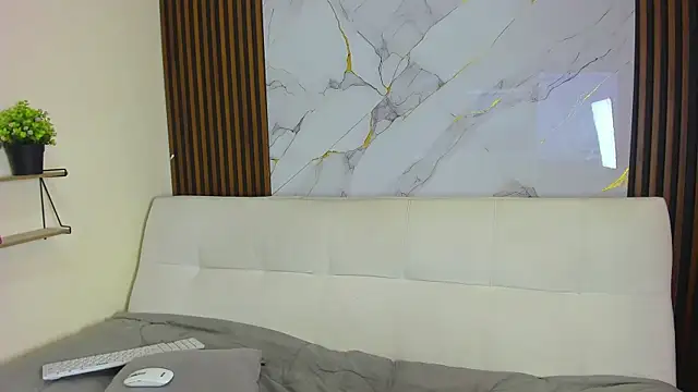 Zoe_Queens webcam