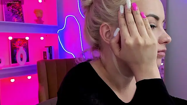 Watch StephanieSweety live on EroticFlix - High definition streams