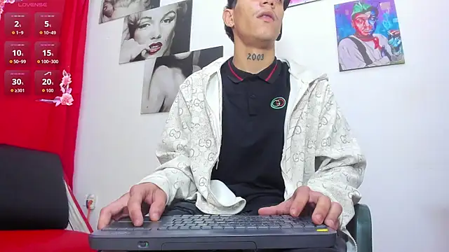 big_hot_boy_ live cam on StripChat
