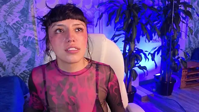 cute_hollywood webcam