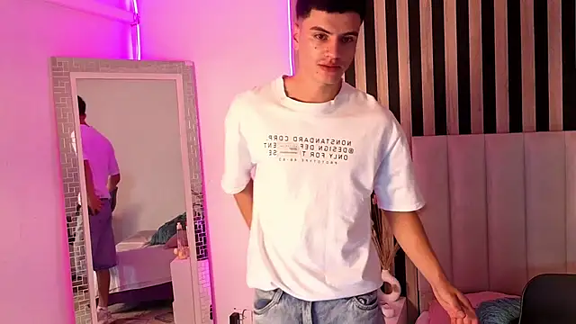 LeoTease webcam
