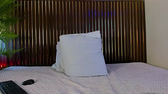 mia_pineda webcam