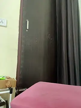 LuxeAura live cam on StripChat