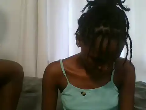 Sleek_petite live cam on StripChat