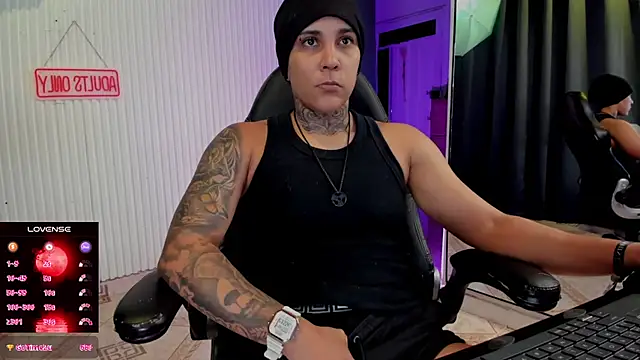 ZhoeStrong live cam on StripChat