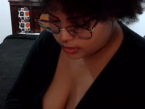 Lolacurly69 live cam on StripChat