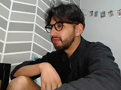 thomass1018 live cam on StripChat