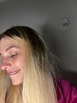 Bellalolahot webcam