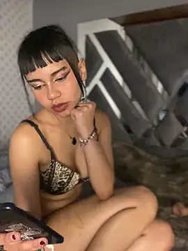 AntonellaCooper_Pink webcam