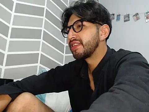 thomass1018 live cam on StripChat