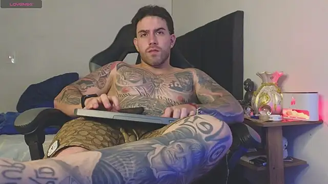 Ades_Lowe live cam on StripChat