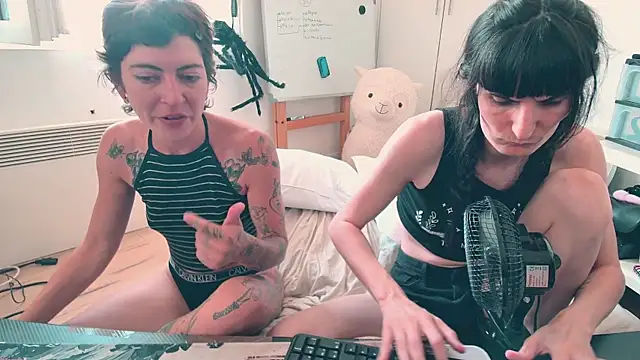 CeriseLapine live cam on StripChat