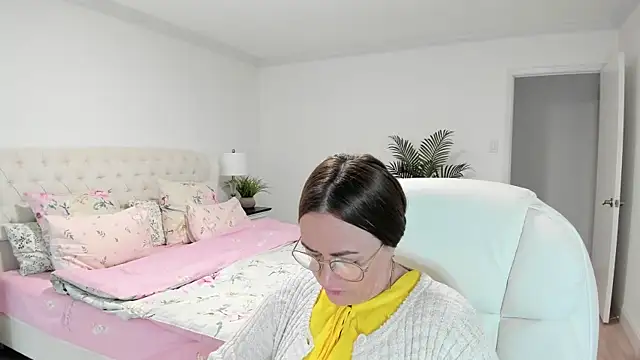 Vika73 live cam