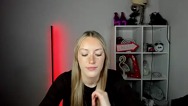 EvelynBlond live cam on StripChat