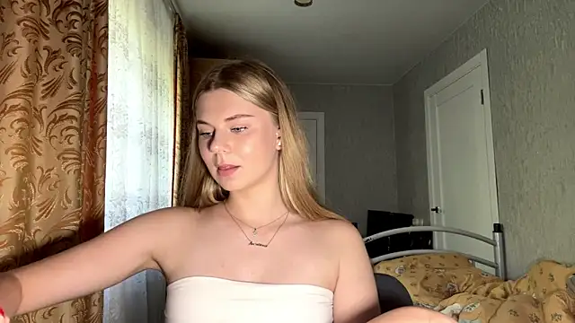 Watch HoneysPiee live on EroticFlix - High definition streams
