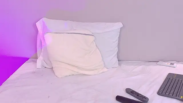 Watch NaomiKlarc live on EroticFlix - High definition streams