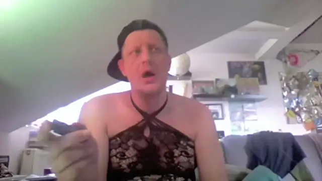 bigthroaterboy - Bigthroaterboy's free webcam - UK Sex Cams